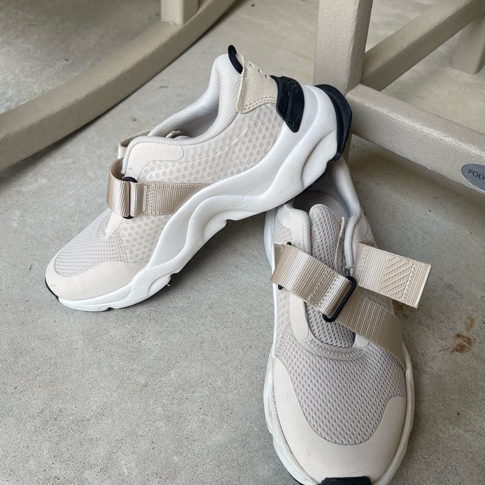 Sorel kinetic light strap sneaker